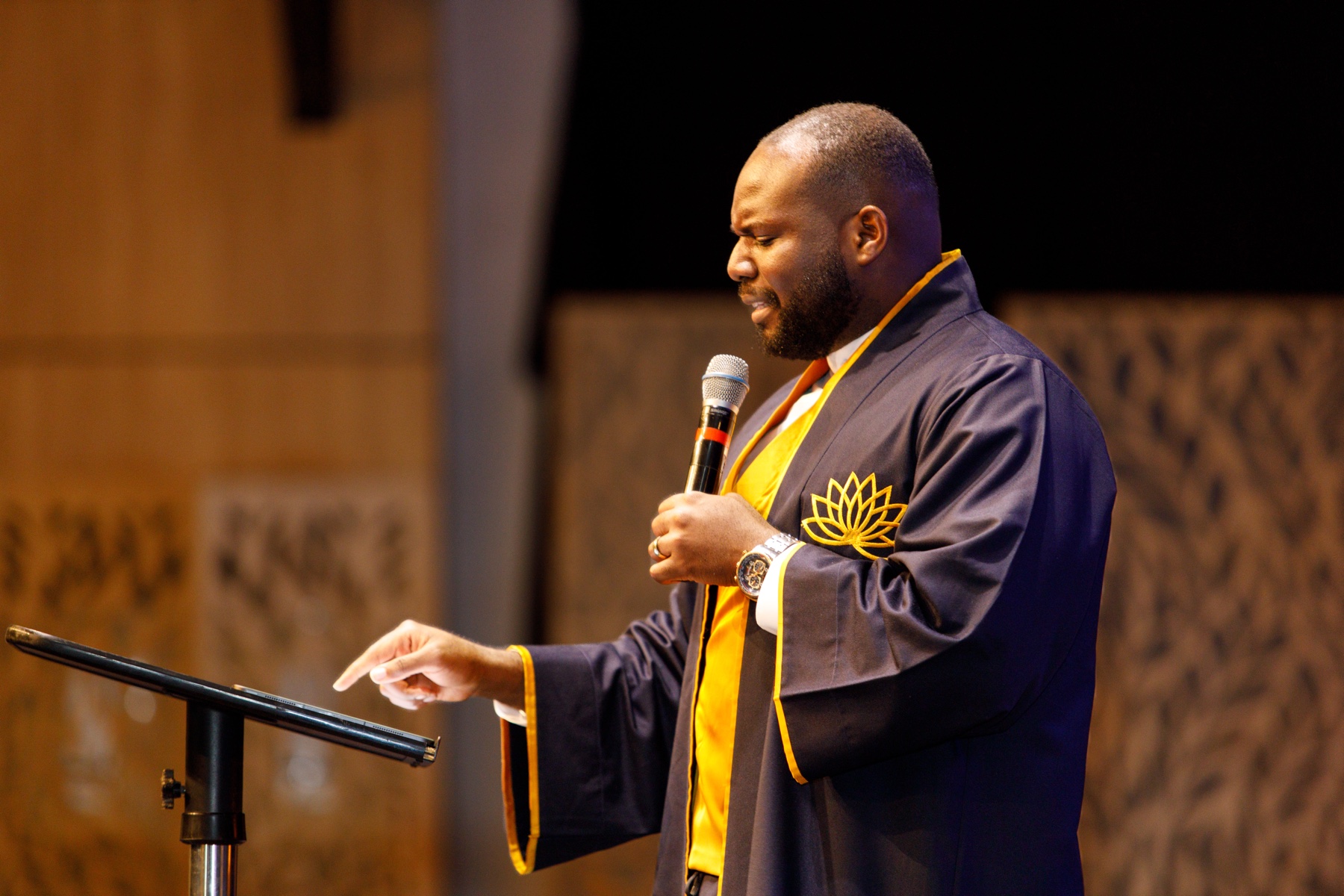 El Shakar Ideh teaching at a Heaven’s Gate Academy gathering, wearing the Academy’s ceremonial robe